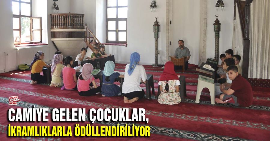 Camiye gelen çocuklar, ikramlıklarla ödüllendiriliyor