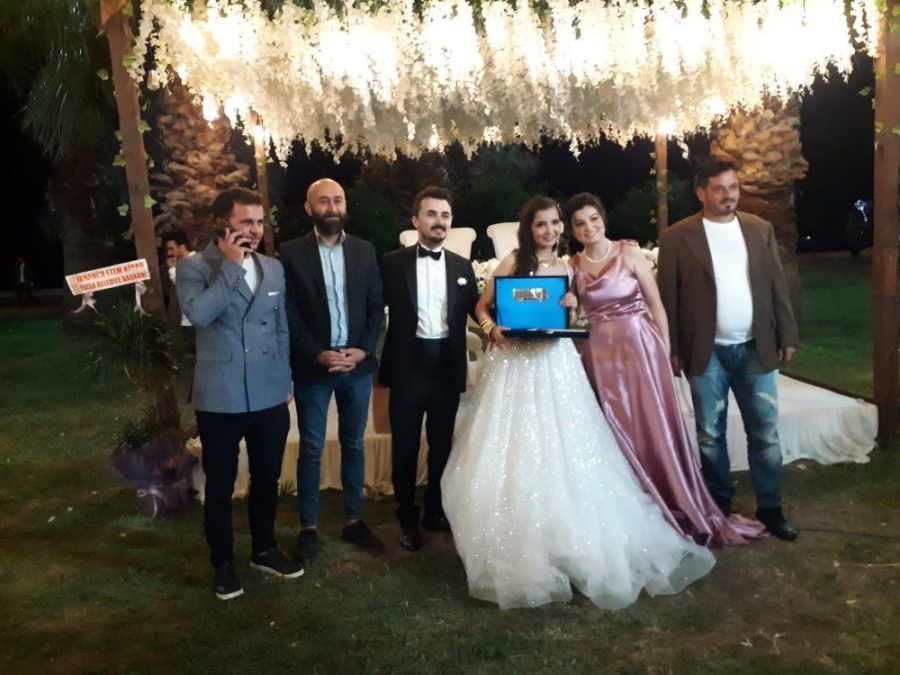   Depremde kurtardılar, düğününe katıldılar!