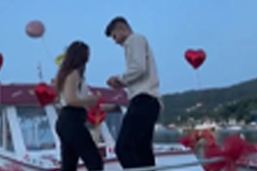 Denizde yarım kalan evlilik teklifi!