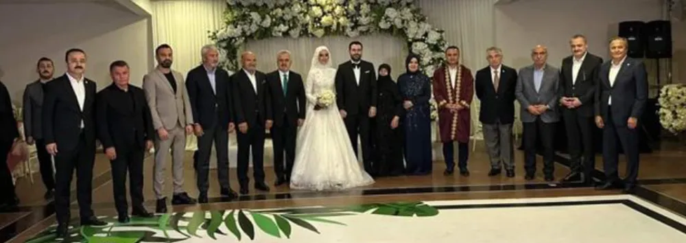 Eski siyasetçiler düğünde buluştu!