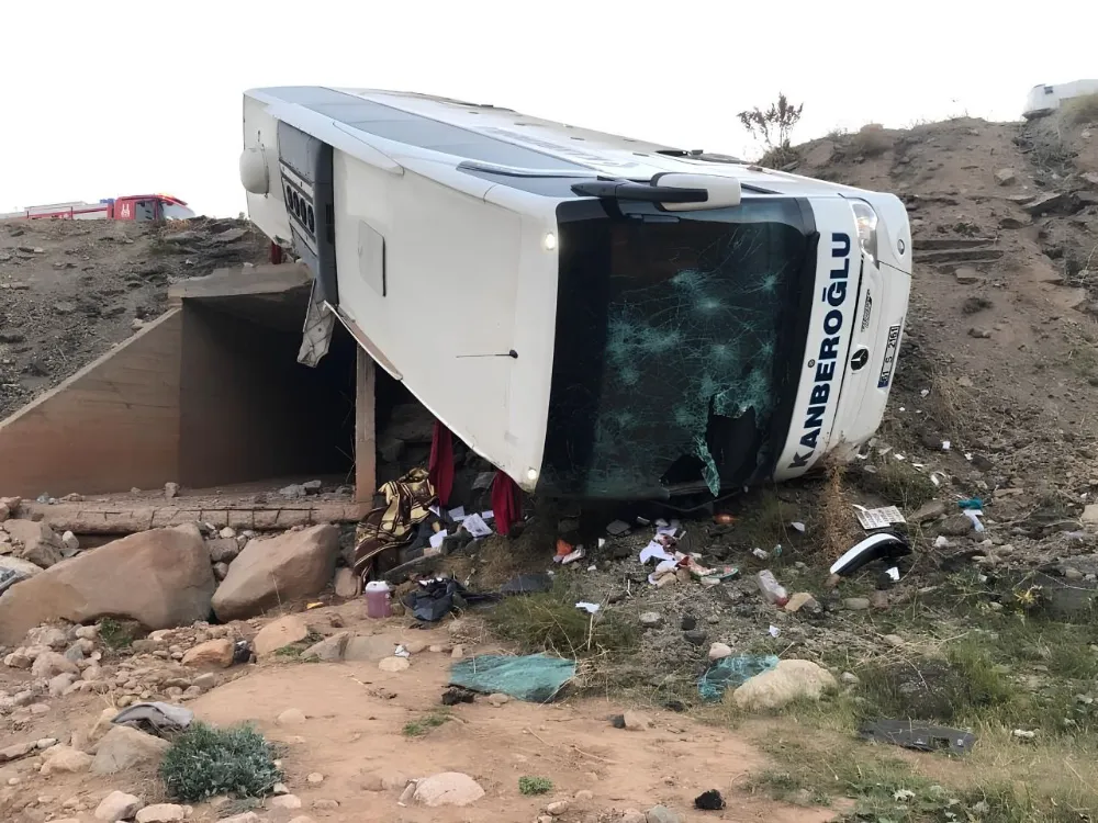 Yolcu otobüsü şarampole yuvarlandı: ölü ve yaralılar var