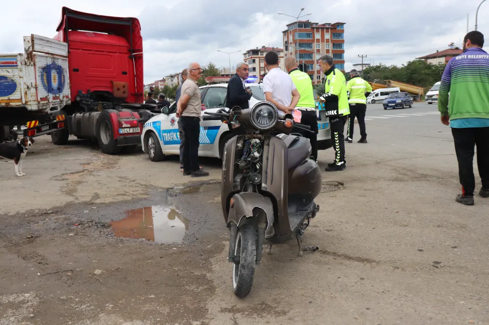 Okul servisiyle motosiklet çarpıştı, motosiklet sürücüsü yaralandı 