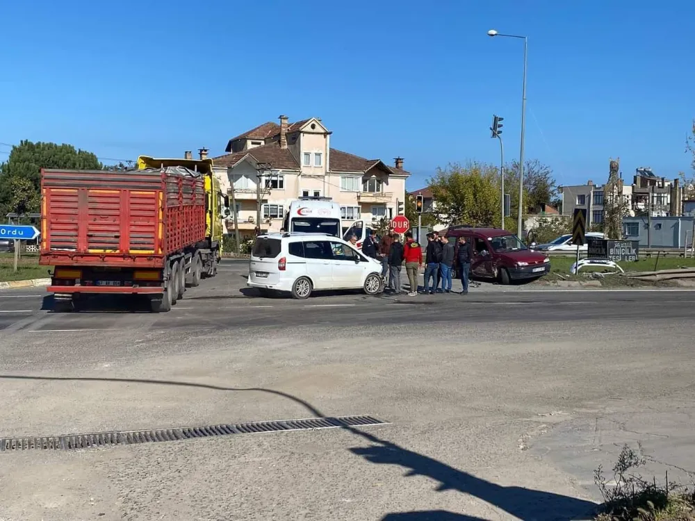 Cevizdere’de iki otomobil çarpıştı 