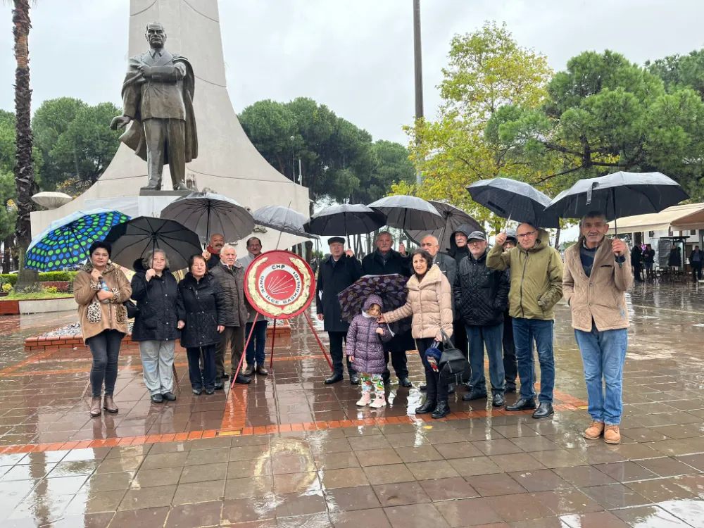 CHP, Öğretmenler Günü İçin Çelenk Sundu