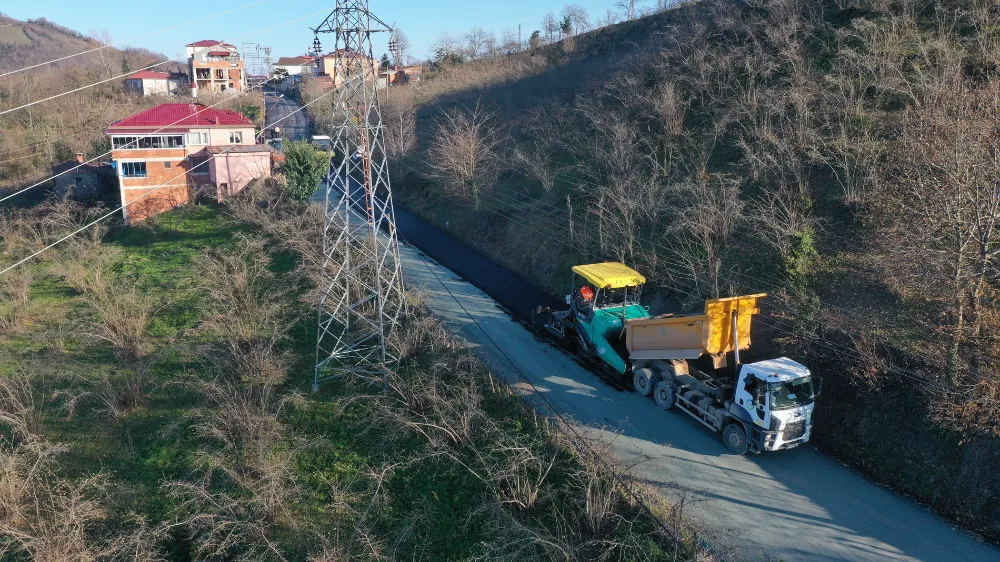 Altınordu’da 7 mahalleyi bağlayan yolda asfalt seferberliği… 