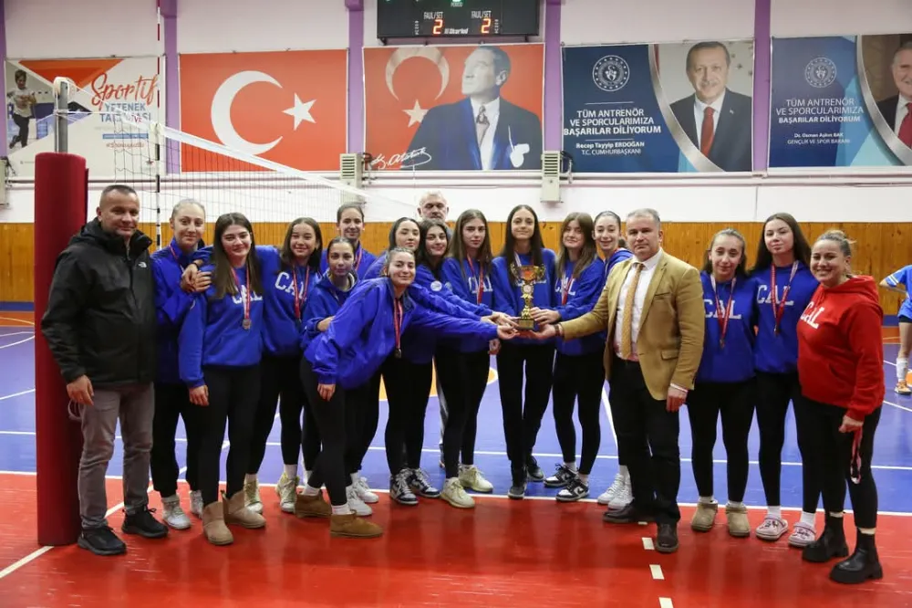 Voleybol Kızlar’da Şampiyon Cumhuriyet Anadolu… 