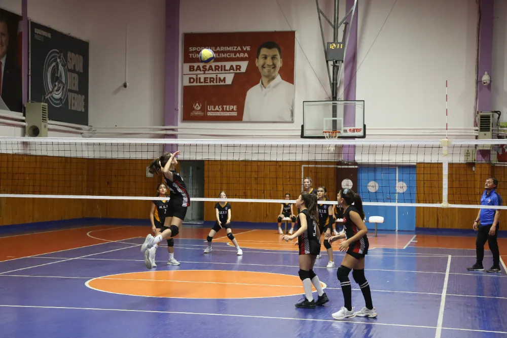 Voleybolun şampiyonu Ünye Atatürk Ortaokulu