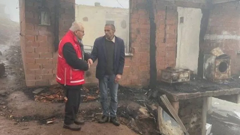 Kızılay’dan İkizce’de evi yanan aileye destek