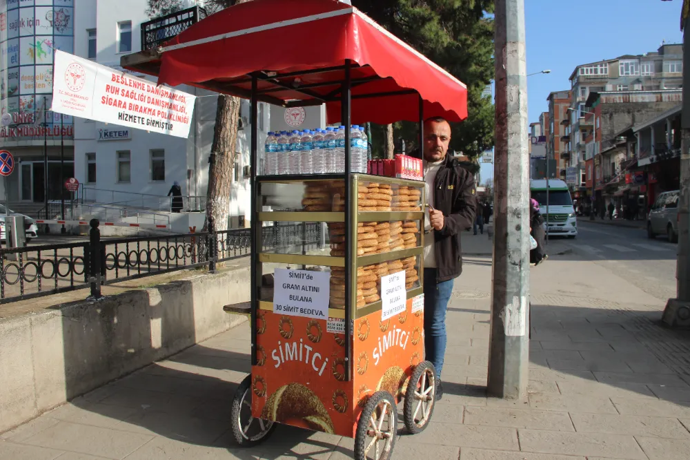 Engelli simitçiden gram altınlı simit sürprizi