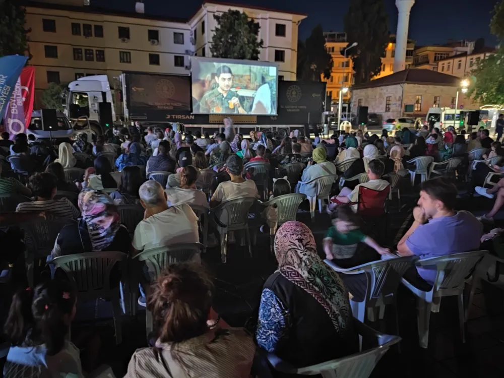 Cumhuriyet Meydanı’nda sinema keyfi…  