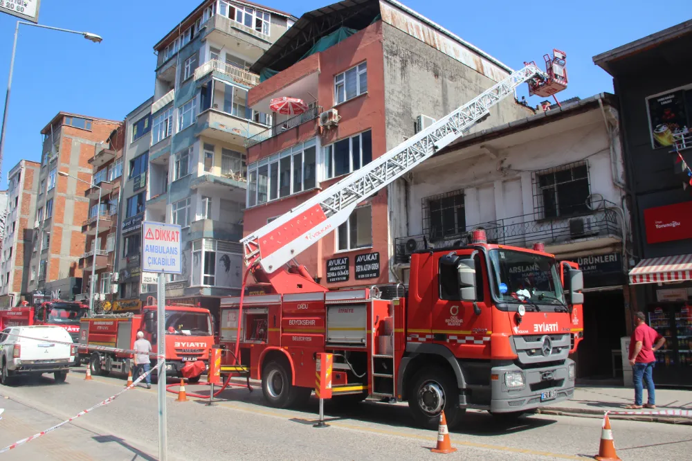 Çatı yangını büyümeden söndürüldü