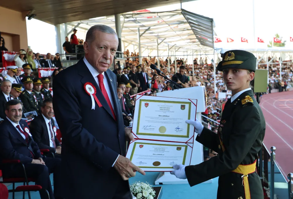 Akkuşlu Teğmen Ebru Eroğlu, Kara Harp Okulu 1.si oldu