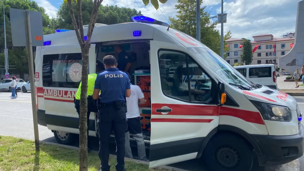 Karşıya geçerken motosiklet çarpan kadın yaralandı