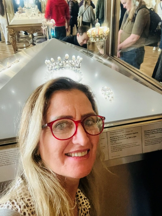 Açıklama: insan yüzü, kişi, şahıs, giyim, moda aksesuar içeren bir resim
Yapay zeka tarafından oluşturulmuş içerik yanlış olabilir.