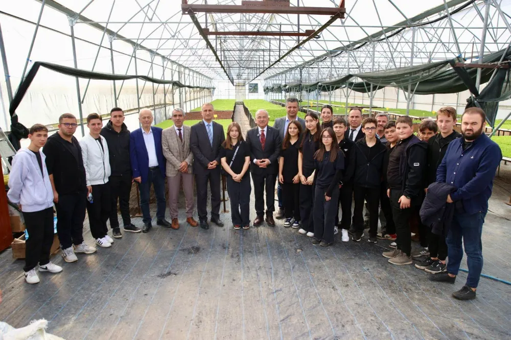 Büyükşehrin seralarında hem üretim, hem eğitim…  