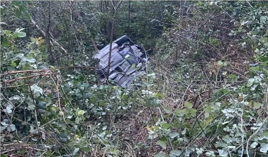  Otomobil yolun kenarındaki bahçeye uçtu!