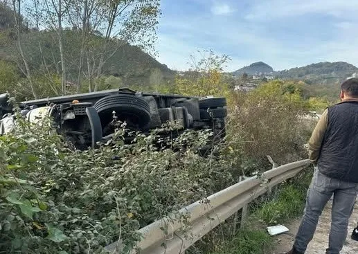 Kontrolden çıkan kamyon devrildi! 