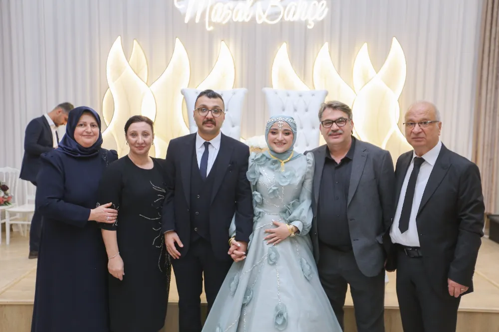 Kıymet Sarı ve Emir Göçmen nişanlanarak mutluluğa adım attı