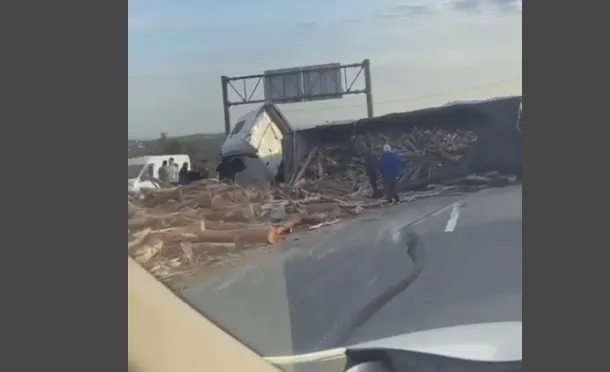 Odun yüklü tır devrildi…