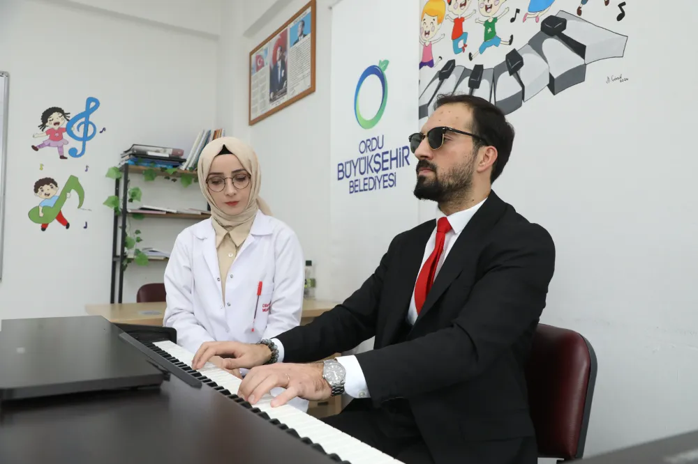 Görme engelli genç, piyano çalma hayalini gerçekleştirdi
