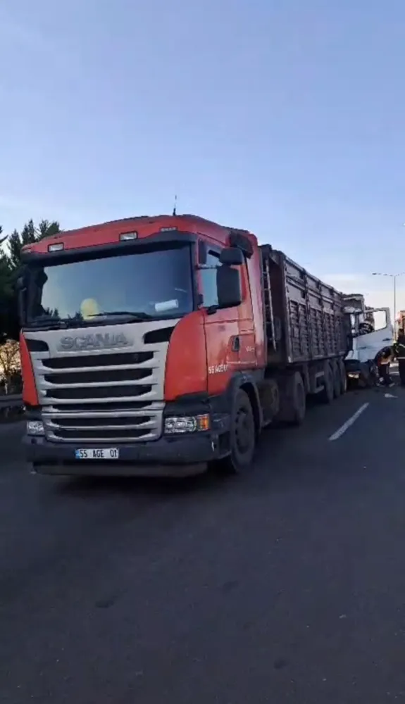 Ünye’de kamyon tıra çarptı; sürücü 2 saatlik çalışmayla kurtarıldı