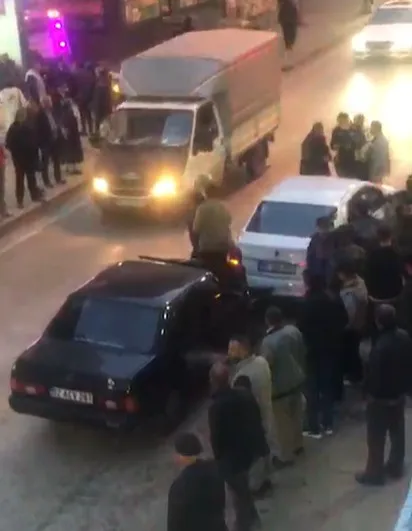 Ünye’de sürücü direğe çarpıp yola çıktı, başka araca vurdu