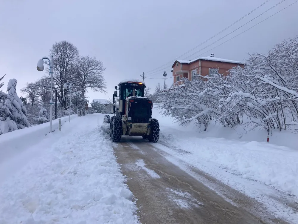 Ünye Belediyesi karla mücadele için sahada…  