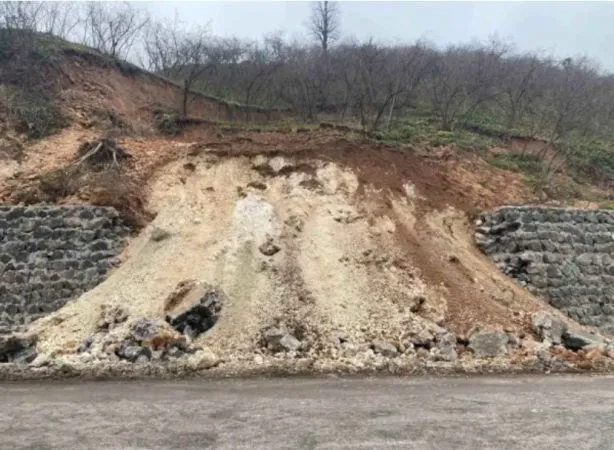 Ünye – Akkuş – Niksar Yolu’nda istinat duvarı çöktü!