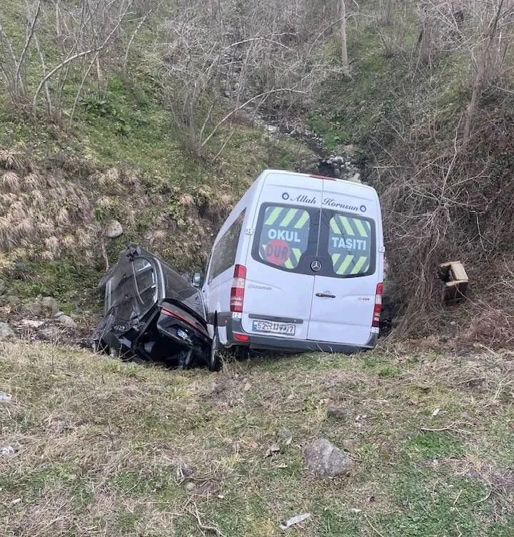 İkizce’de otomobil ile minibüs çarpıştı 