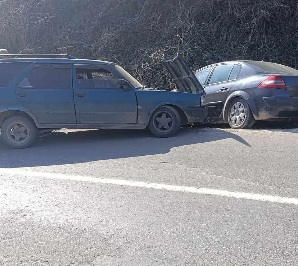 İki otomobil kafa kafaya çarpıştı