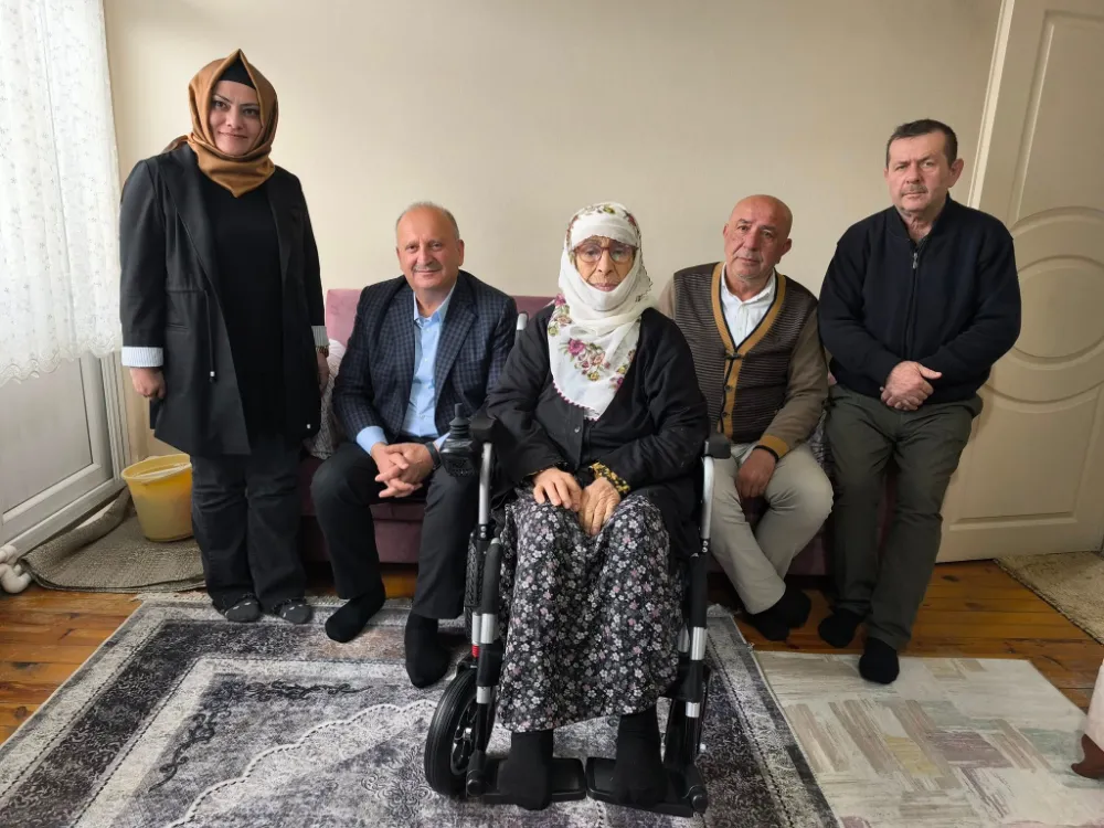 Yürüme güçlüğü çeken vatandaş akülü sandalyeye kavuştu