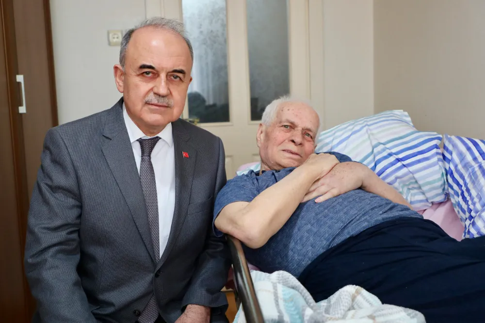 Vali Erol, Duayen Gazeteciyi Evinde Ziyaret Etti	