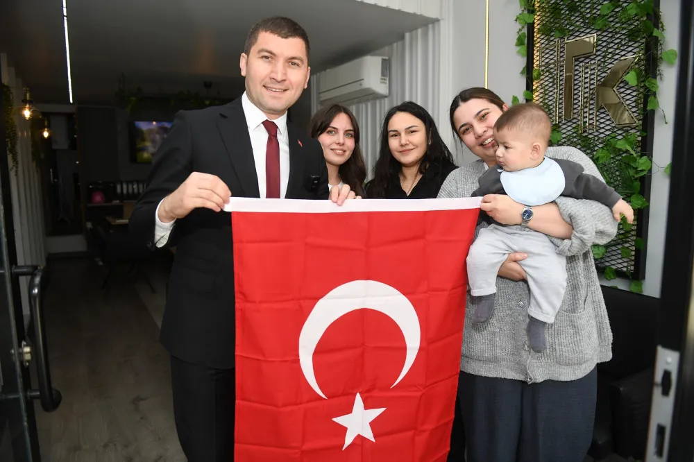 Altınordu’da esnaflara Türk bayrağı dağıtıldı 