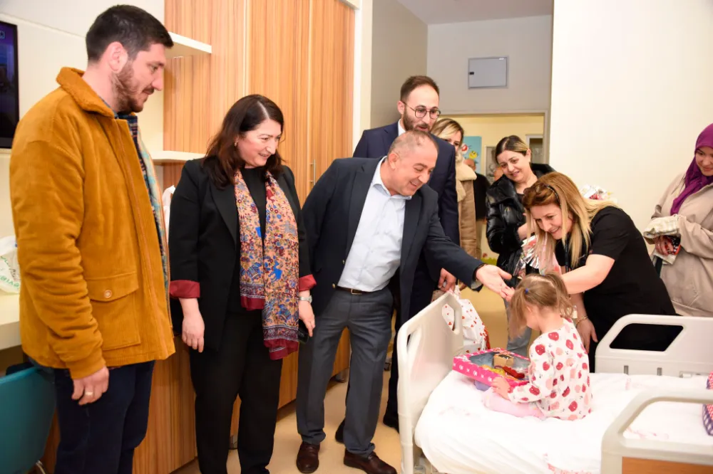 AK Parti heyeti hastanedeki çocukları unutmadı!