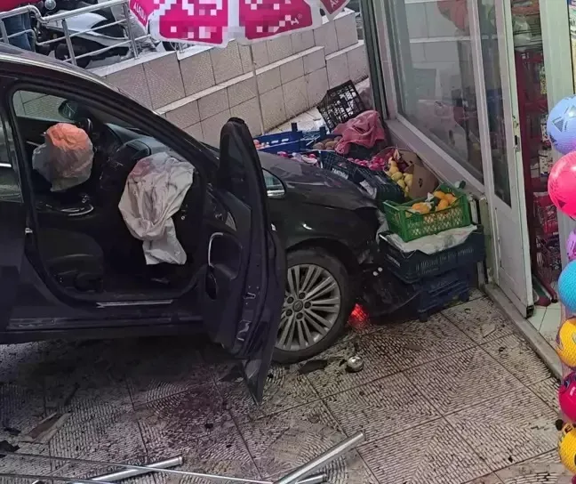 Kaza yapan otomobil markete daldı!