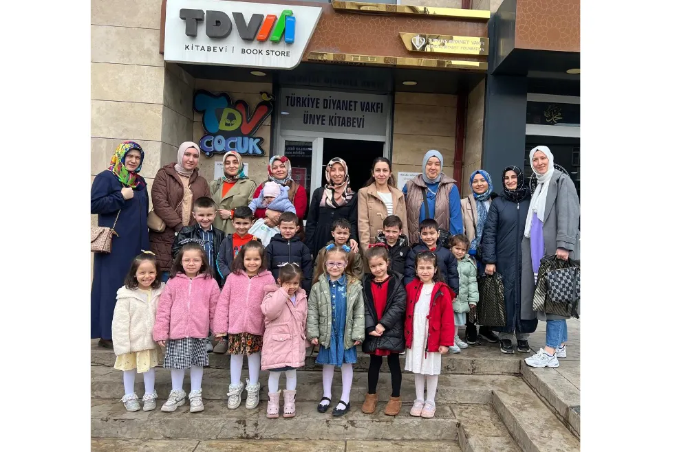 Minikler, Ünye’de Diyanet Vakfı’nın Kitapevini keşfetti… 