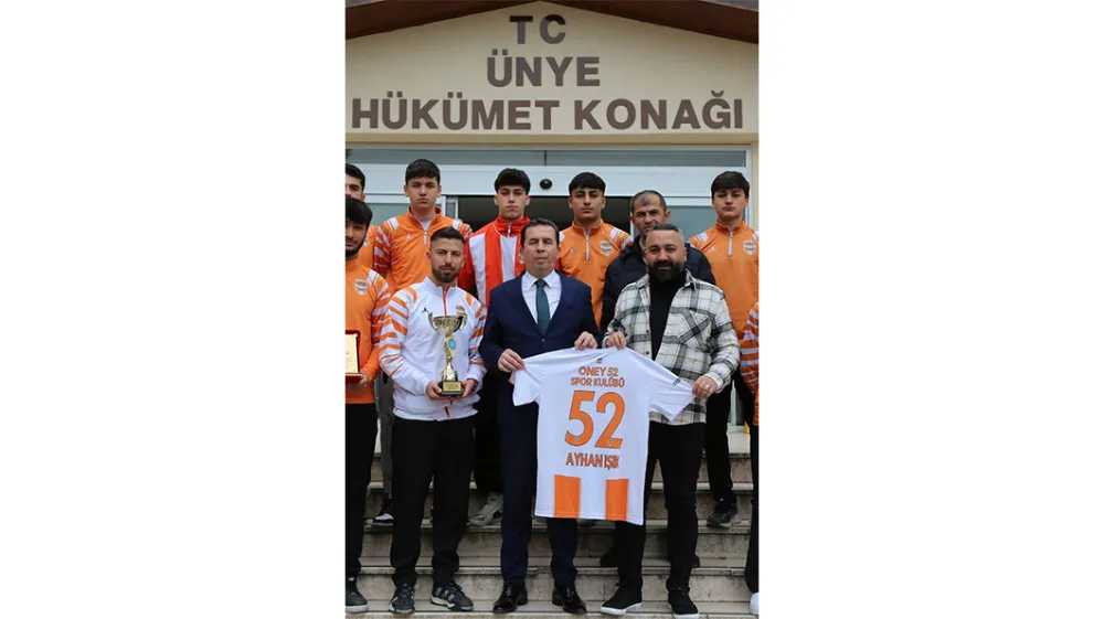 Ünye’nin çifte şampiyonu kupalarıyla Kaymakamlığa çıktı