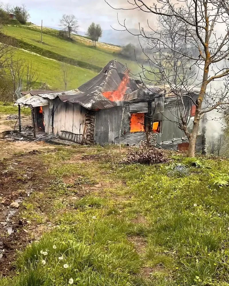 Akkuş’ta yaşlı adam yangından son anda kurtuldu!