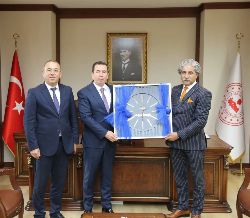 Endüstri Meslek’te özel üretilen duvar saati Kaymakam Işık’a hediye edildi