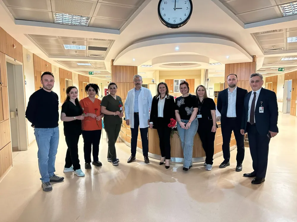 Hemşirelere karanfilli sürpriz