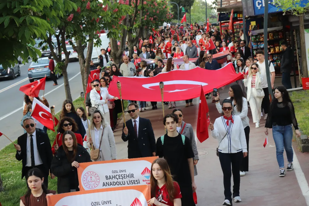 Ünye’de 19 Mayıs coşkusu Fener Alayı ve Gençlik Festivaliyle zirveye çıktı