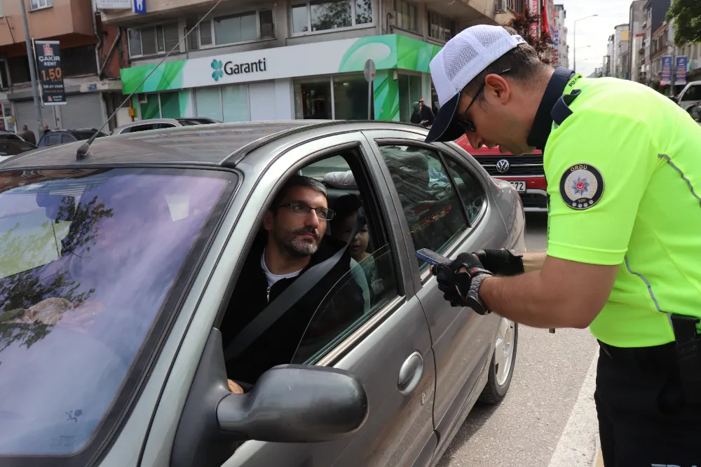 Ünye’de emniyet kemeri takana teşekkür, takmayan uyarı! 