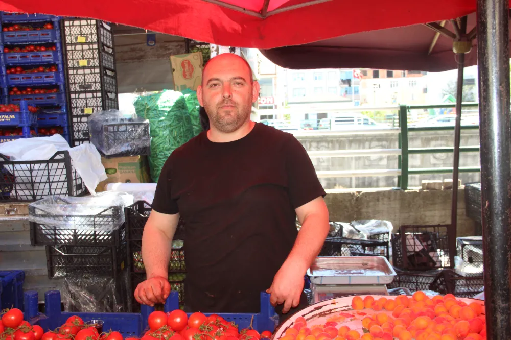 Vatandaş pazara akın etti, taze ürünlere yoğun ilgi