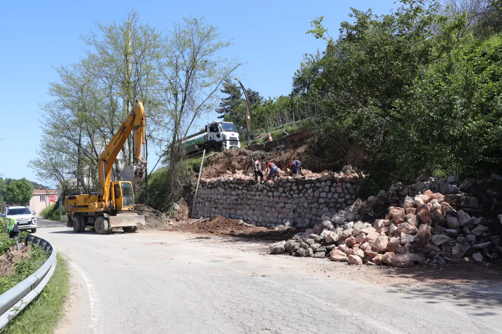 Çamaş’ta yollar taş duvarla güvende