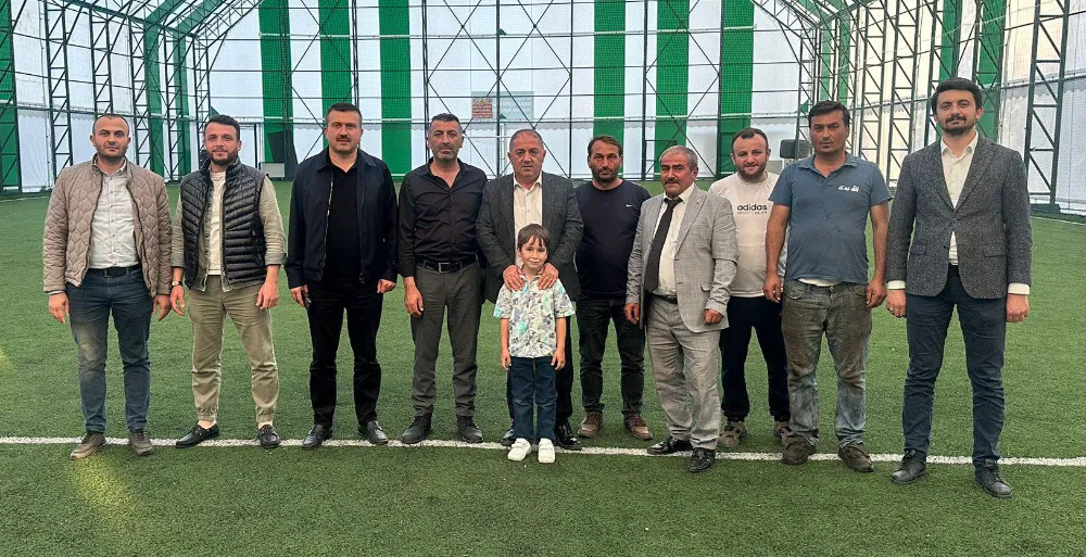 Başkan Alparslan, Tekkiraz’daki kapalı halı sahayı inceledi