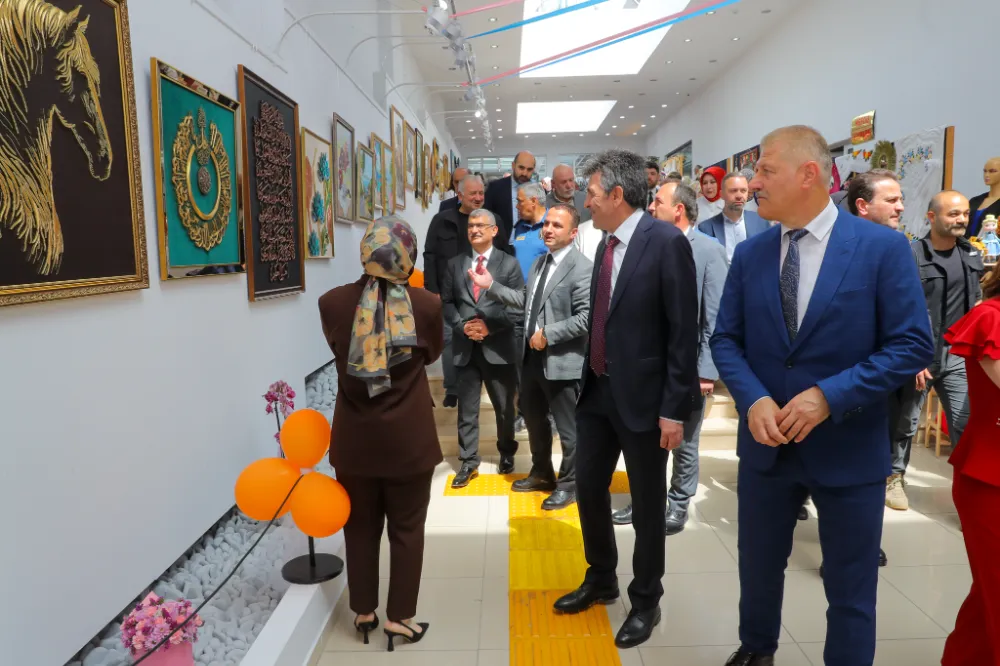 Bu Sergide Azmin, Öğrenmenin Ve Kültürün Yansıması Var… 
