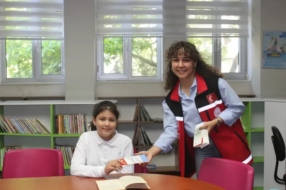 Ünye’de öğrencilere aile temalı kitap ayracı hediyesi… 