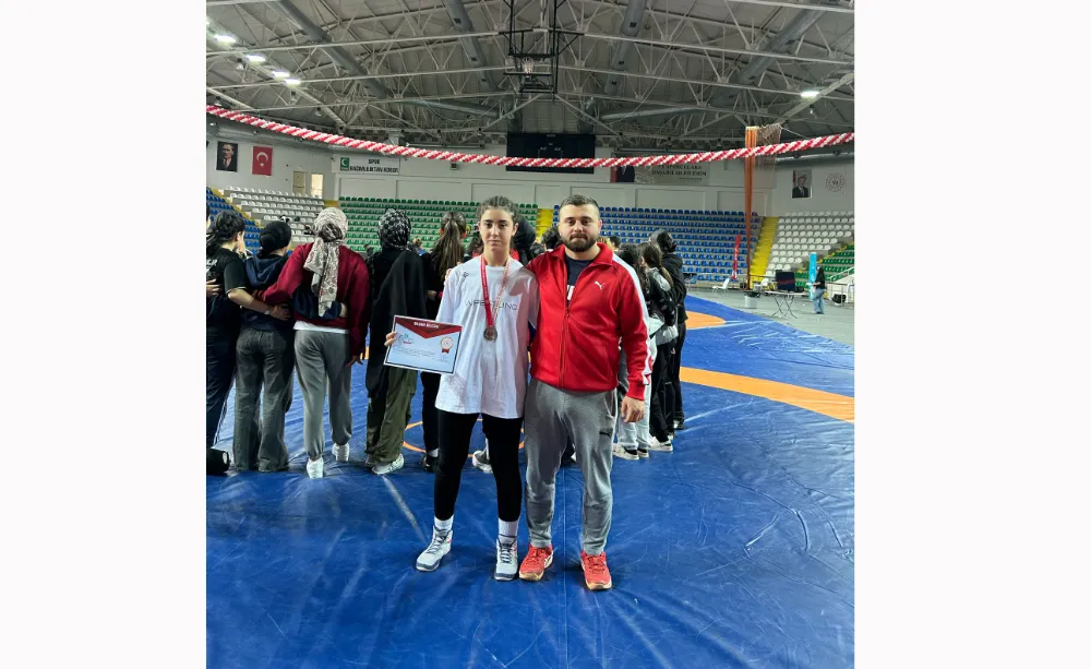Ünyeli Tuğba Çil, güreşte tarih yazdı