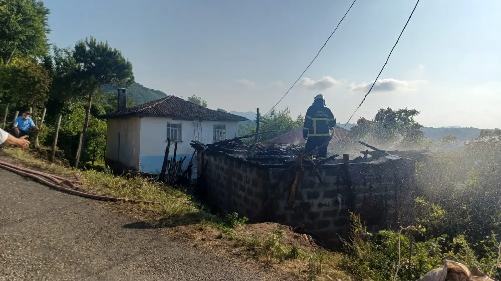 Yazkonağı’nda depo yangını!