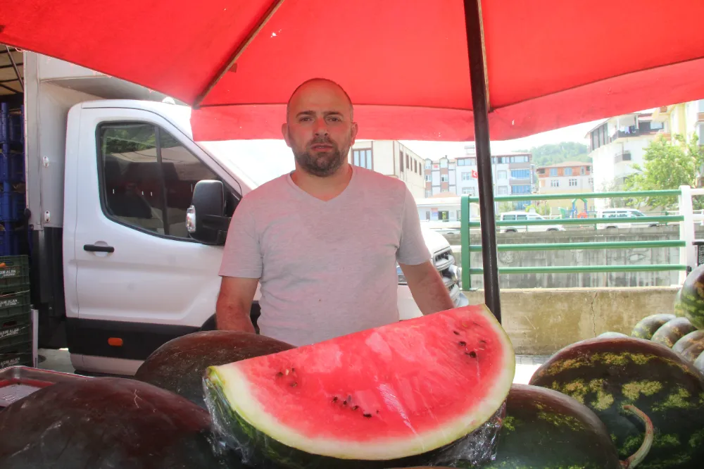 Ünye Pazarı’nın yıldızı karpuz oldu